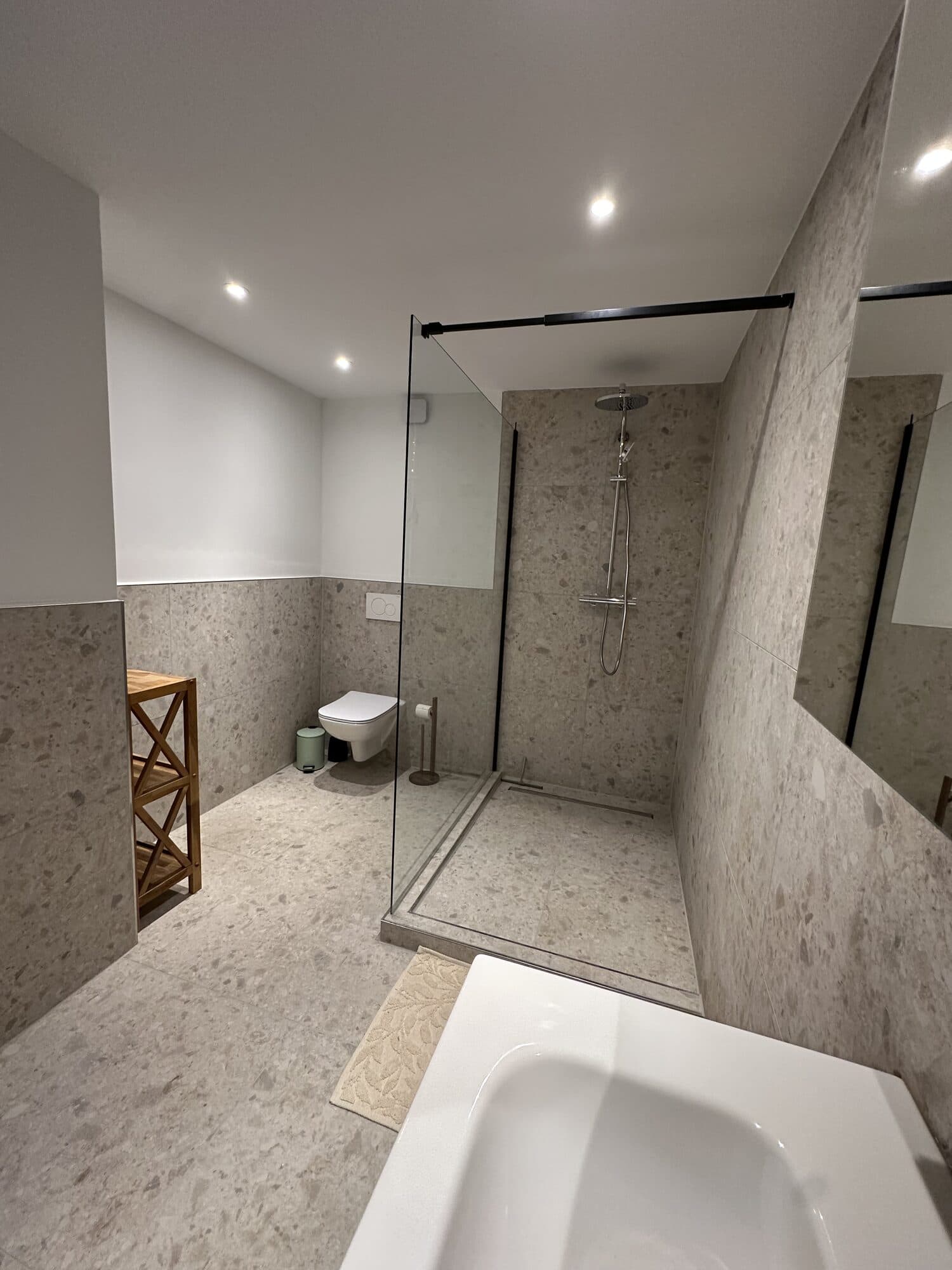 Ebenerdige Regendusche mit Glaswand